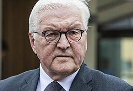 Porträt von Bundespräsident Frank-Walter Steinmeier (SPD) mit Anzug und Krawatte. 