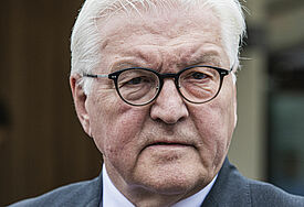 Porträt von Bundespräsident Frank-Walter Steinmeier (SPD) mit Anzug und Krawatte. 
