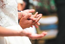 Hochzeitspaar hält Hände