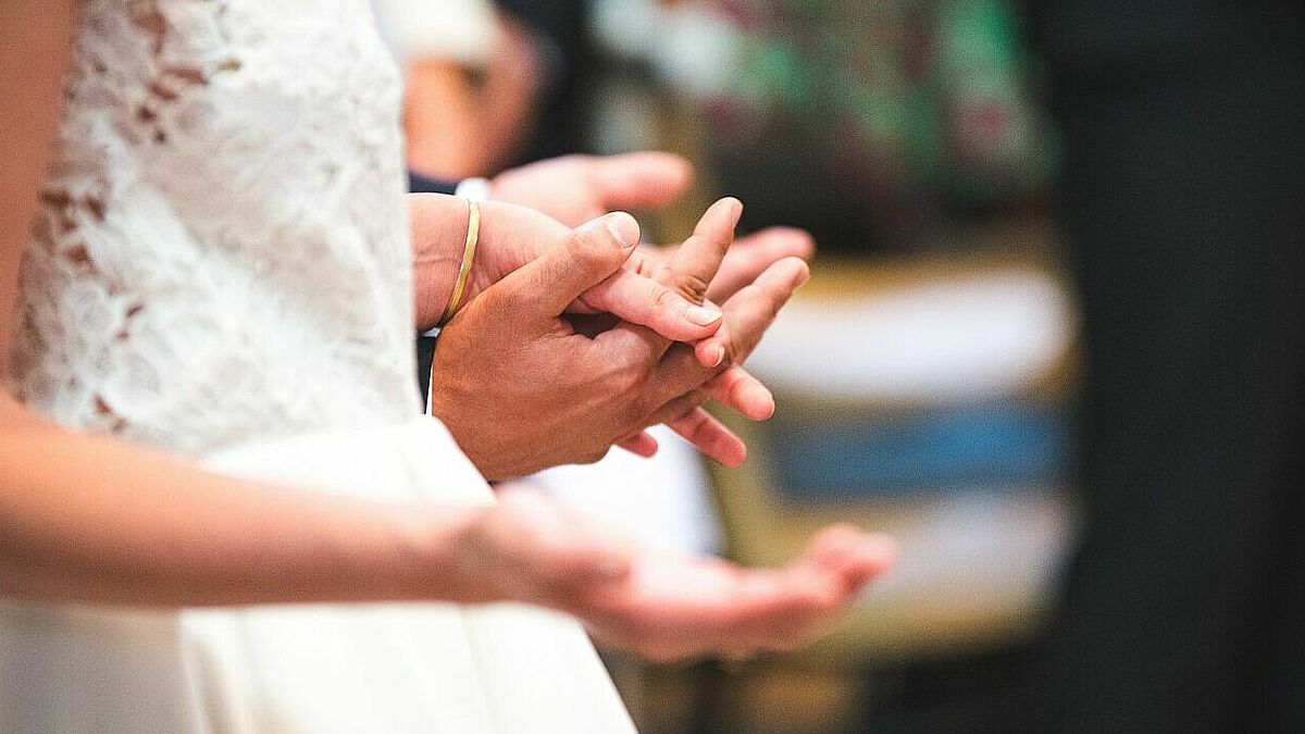 Ein großes Zeichen der Liebe und des Vertrauens zueinander setzen Paare bei ihrer Hochzeit.