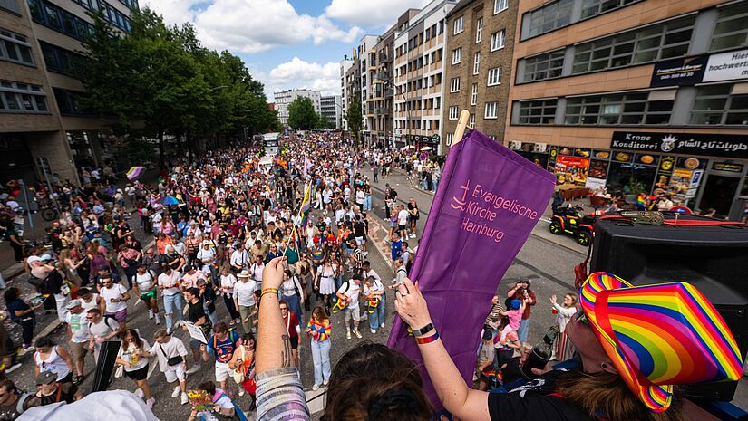 Blick vom Truck der Kirche hinab auf die Teilnehmenden des CSD 2026 im Hamburg