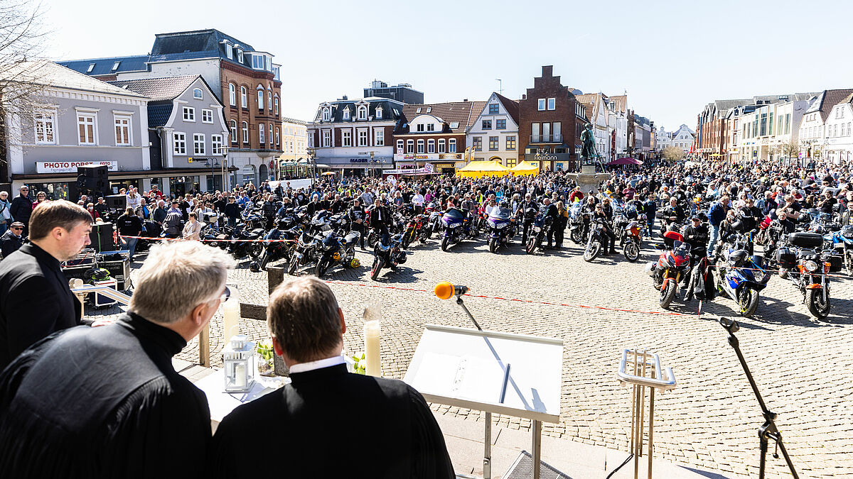 Rund 1500 Bikerinnen und Biker kamen zum MOGO in Husum. Mindestens genauso viele Schaulustige hatten sich dazugesellt. 