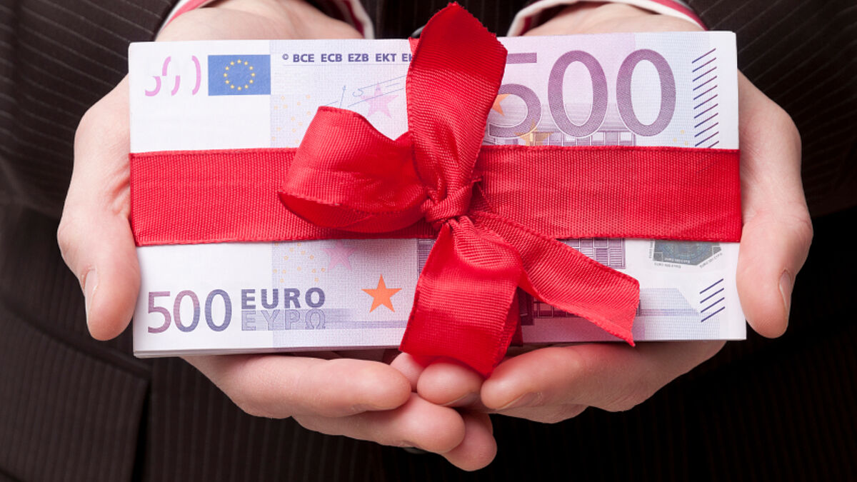 Geldspende: Symbolbild (c) Kemter / iStockphoto