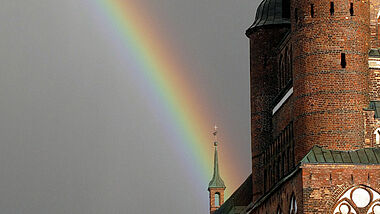 Greifswalder Dom mit Regenbogen 