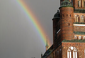 Der Greifswalder Dom wird bis 2017 für rund 5 Millionen Euro saniert. Aufgrund der Bauarbeiten ist der Turm für Besucher bis Herbst diesen Jahres geschlossen