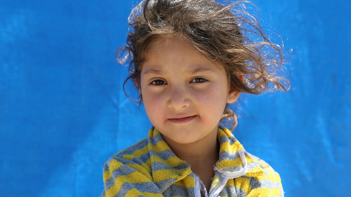 Amina ist eines von 1500 syrischen Flüchtlingskindern in der Bekaa-Ebene (Libanon), die mit der App unterstützt werden können