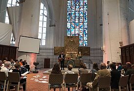 Feierliche Stimmung trotz Hubschrauberlärms: Das Friedensgebet in St. Katharinen.