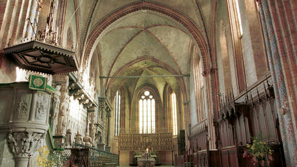 Dom zu Güstrow. Mit dem Bau des Domes wurde 1226 begonnen, die Weihe des Altars wurde jedoch erst 1335 vorgenommen. Kunstwerke des 15. und 16. Jahrhunderts sowie der "Schwebende Engel" von Ernst Barlach sind im Dom zu bewundern.