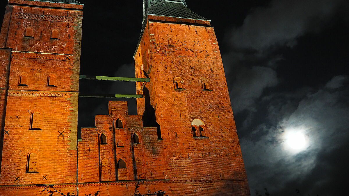 Der Lübecker Dom bei Nacht.