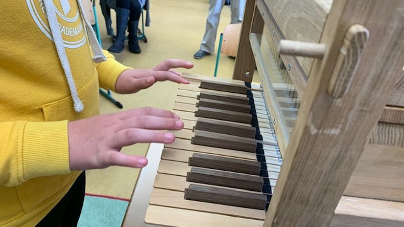 Aus Holz und sehr klein, aber voll funktionsfähig: Die Kinder können ganze Lieder auf der frisch zusammengebauten Orgel spielen. 