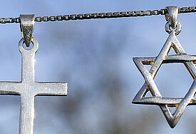 Kreuz und Davidstern - Symbole für die Weltreligionen Christentum und Judentum.