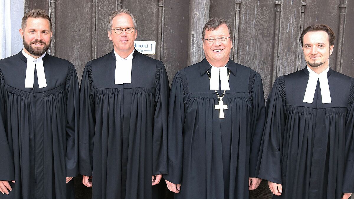 Vor dem Dom St. Nikolai v.l.n.r.: Jonas Löffler, Karsten Wolkenhauer, Bischof Dr. Abromeit, Andreas Uhlig 