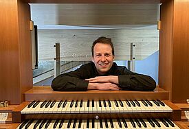 Tjark Pinne ist Organist und Kirchenmusiker an der Hauptkirche St. Nikolai.
