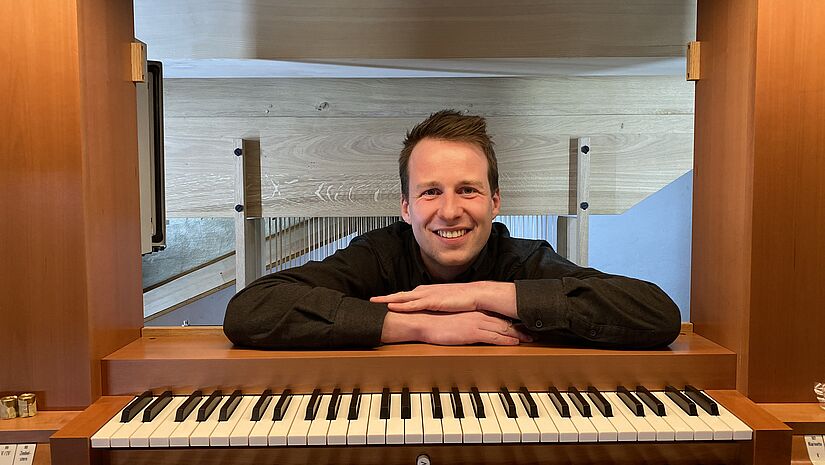 Tjark Pinne ist Organist und Kirchenmusiker an der Hauptkirche St. Nikolai.