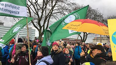 Banner von Churches for Future Hamburg bei Klimademo.