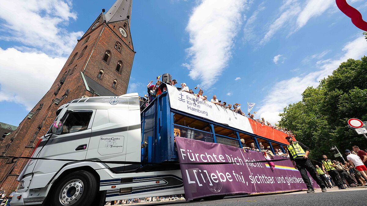 Der Kirchentruck passierte auch die Hauptkirche St. Petri in der Hamburger Innenstadt. Hier lud die Nordkirche mit KonQueer in ein Segenszelt auf - als Zeichen für Vielfalt und Akzeptanz.