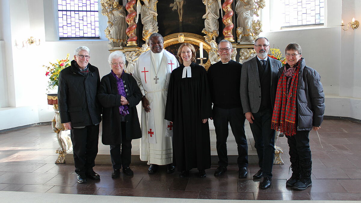 Manfred und Lotte Boigs (v.l.), Bischof Dr. Alex Malasusa, Pastorin Luise Jarck-Albers, Pastor i.R. Hanns Scholz, Pastor Andreas Sonnenburg und Friederike Kruse in der St. Jürgen-Kirche in Heide. 