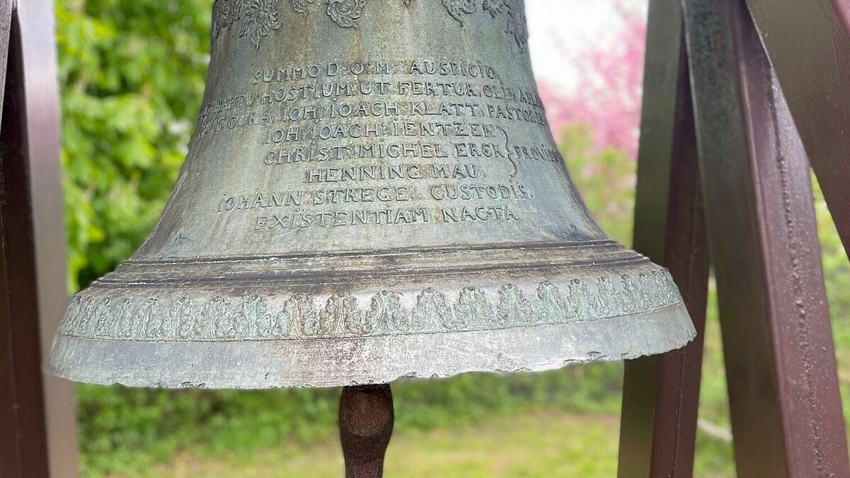 Die größere der beiden Glocken der Kapelle in Jager hängt in einem freistehenden Glockenstuhl. 