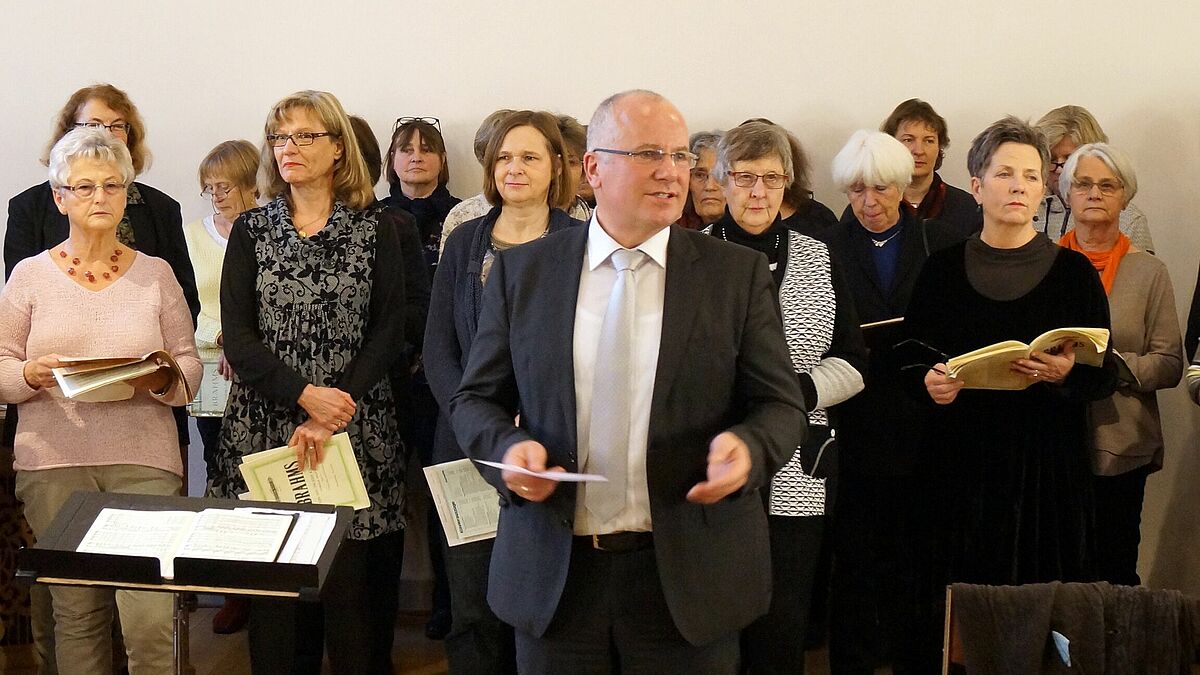 Gerd Panknin, Propst der Propstei Demmin im Pommerschen Evangelischen Kirchenkreis, hält eine Ansprache zur Wiedereröffnung des Lutherhofs in Greifswald. 