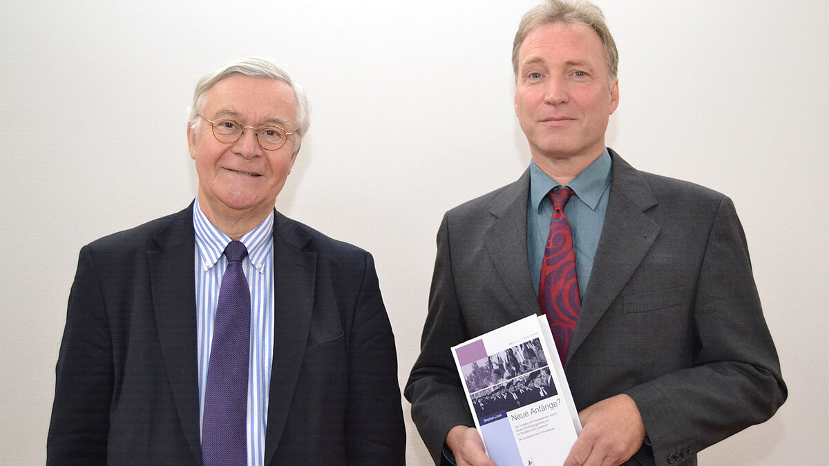 V.l.n.r.: Hans-Peter Strenge (Vorsitzender des Projektbeirates „Neuanfänge? Kirchen, Christen, Juden in Nordelbien nach 1945“) und Dr. Stephan Linck (Autor des Buches „Neue Anfänge?“)