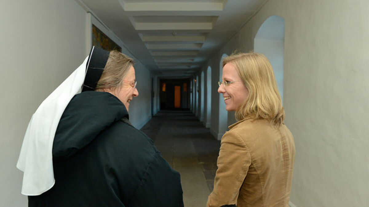 Die evangelische Pastorin Nora Steen mit Schwester Reinhild von Bibra (links) im Kreuzgang des Klosters Wülfinghausen. 