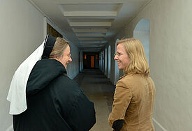 Die evangelische Pastorin Nora Steen mit Schwester Reinhild von Bibra (links) im Kreuzgang des Klosters Wülfinghausen.