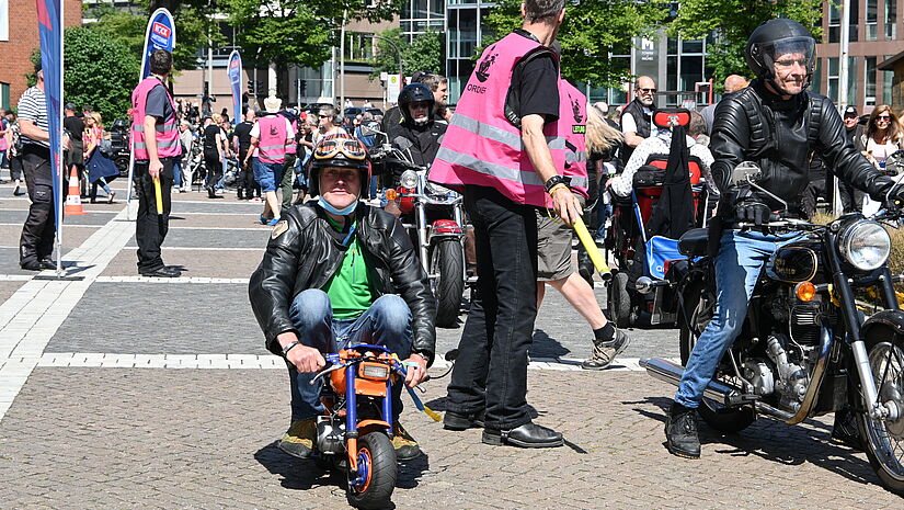 Klein, aber oho: Beim MOGO gibt es viel zu staunen, was an der Kreativität der Teilnehmenden liegt. Mini-Motorrad mit Fahrer