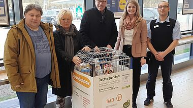 Spendenbox für die Tafel im Lidl-Markt mit Tafel-Team