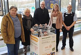Spendenbox für die Tafel im Lidl-Markt mit Tafel-Team