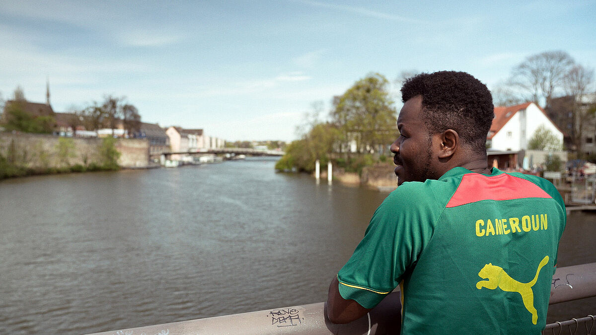 Christian Doungoue ist 2016 zum Freiwilligendienst nach Kassel gezogen, lebt bis heute dort und unterstuetzt seine Familie in Kamerun.