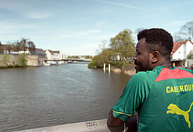 Christian Doungoue ist 2016 zum Freiwilligendienst nach Kassel gezogen, lebt bis heute dort und unterstuetzt seine Familie in Kamerun.
