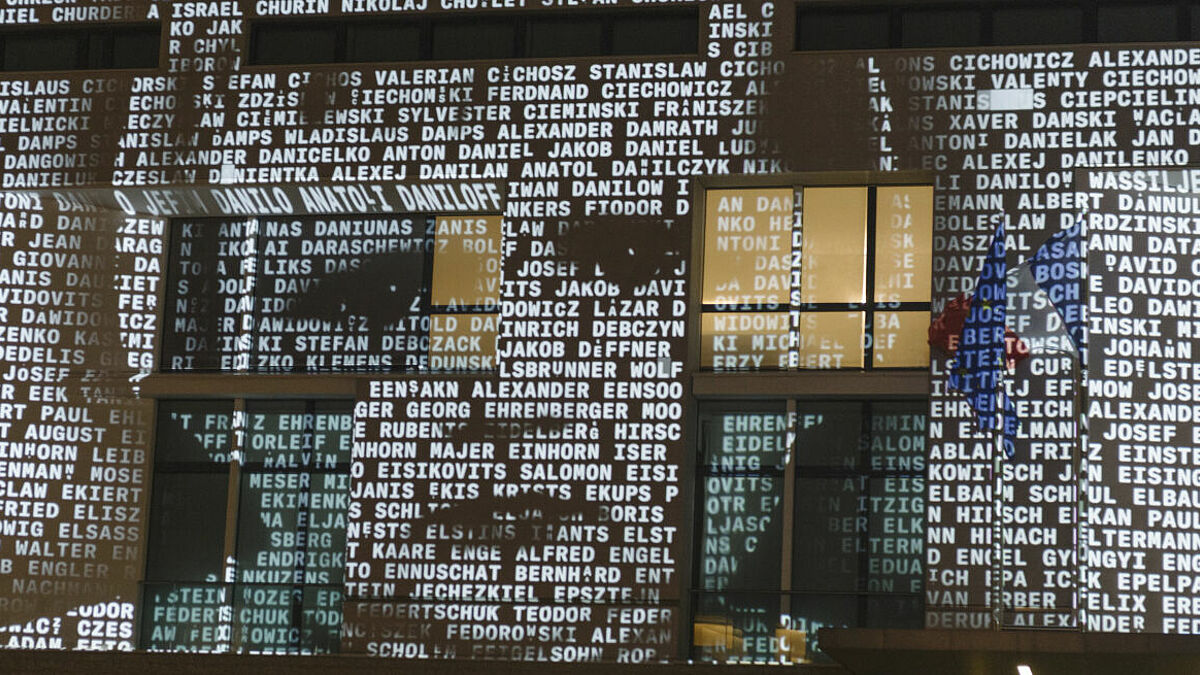 Im Januar 2021 wurde die Fassade der Französischen Botschaft in Berlin zur „Leinwand“: Die Medieninstallation der Arolsen Archives ist den Opfern des Nationalsozialismus gewidmet und ruft dazu auf, die Crowdsourcing-Initiative #everynamecounts zu unterstützen.
