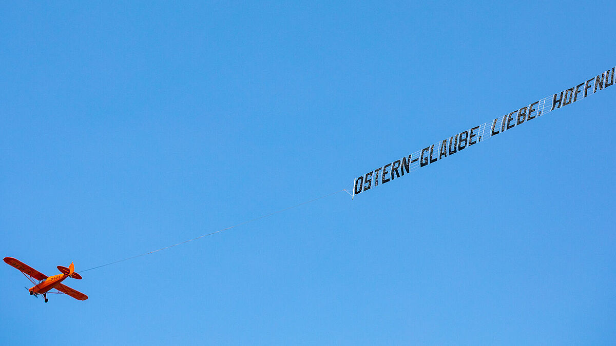 Wird dieses Jahr zu Ostern wieder über dem Kirchenkreis Plön-Segeberg fliegen: der Hoffnungsflieger mit Ostergruß (Archiv 2020)