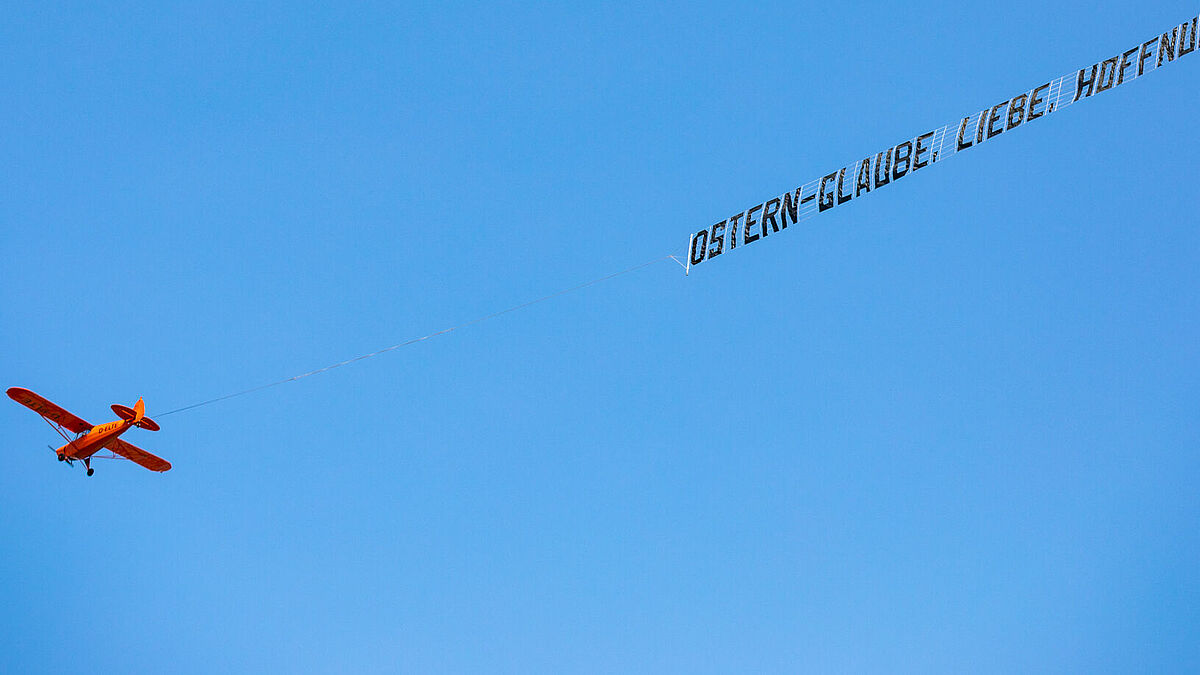 Voraussichtlich am Ostersonntag startet der Flieger mit seiner Hoffnungsbotschaft. Anders als im Jahr 2020 wird die Botschaft diesmal "Ostern – Glaube, Hoffnung, Frieden" lauten. 