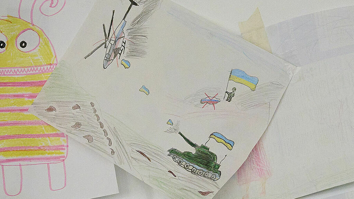 Ukrainischen Kinder mussten erleben, wie Bomben auf ihr Zuhause fallen und Menschen sterben. Die Diakonie Schleswig-Holstein will allen Geflüchteten nun unbürokratisch Hilfe anbieten, um die Traumata zu verarbeiten. 