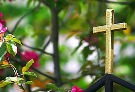 Kreuz mit Frühlingsblumen 