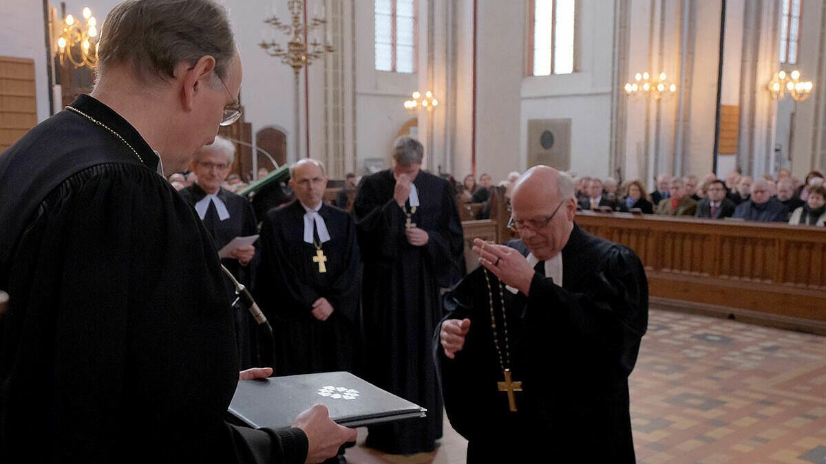 Mit der Übergabe des Amtskreuzes wurde der erste Landesbischof der Nordkirche, Dr. h.c. Gerhard Ulrich, vom Amt entpflichtet