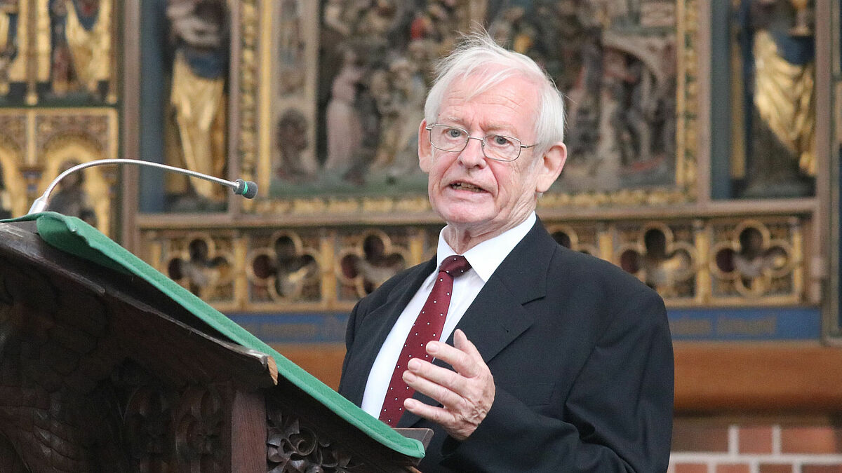 Altbischof Hermann Beste bedankt sich bei den Gratulanten im Schweriner Dom