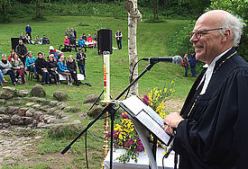 Landesbischof Ulrich predigt beim Waldgottesdienst in Prerow (Archivfoto)