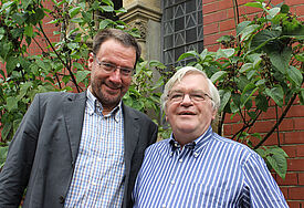 Pastor Hans-Christoph Goßmann (rechts) von der evangelischen Jerusalem-Gemeinde Hamburg und Wolfgang Seibert, Vorsitzender der Jüdischen Gemeinde Pinneberg, sind seit Jahren freundschaftlich verbunden