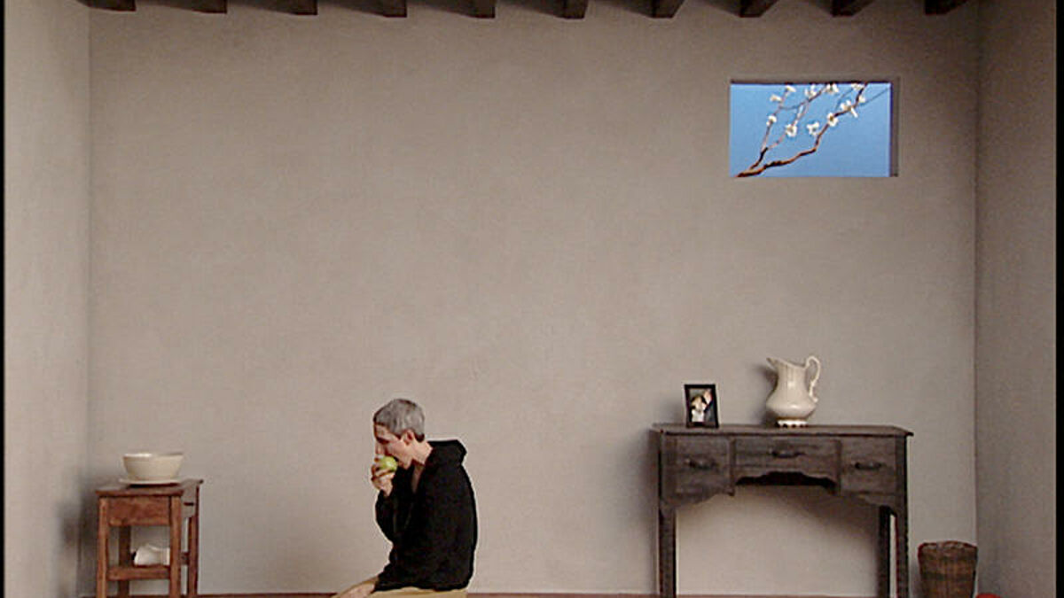  Mit seinen spirituellen, zum Teil sehr langsamen Videos thematisiert der US-amerikanische Medienkuenstler Bill Viola existenzielle Sinnfragen zu Tod und Geburt, Leid und Schönheit. Dieses Bild ist Teil einer Serie, die fünf Räume mit einer Frau zeigt, die sie bei ihren täglichen Ritualen zeigt.