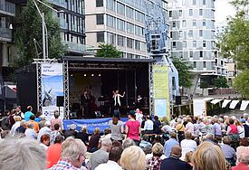 Zum Abschlussgottesdienst am Nordkirchenschiff sind mehrere hundert Besucher zu den Magellan-Terrassen gekommen. 