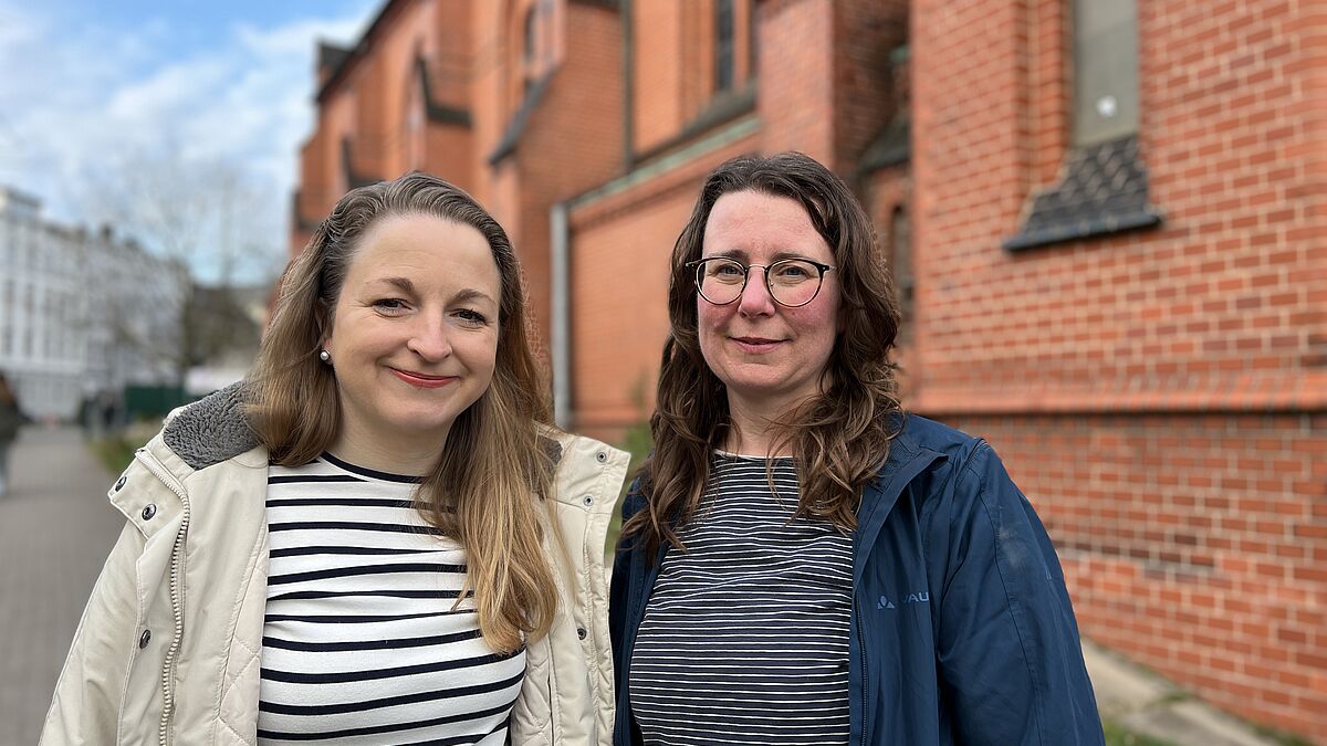 Die Pastorinnen Anne Arnholz (links) und Meike Barnahl laden zur Mutternacht nach Hamburg-Heimfeld ein.