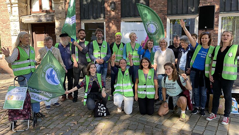 Der Kirchenblock von Churches for Future und den Christians for Future nach der Klima-Andacht vor St. Katharinen. Der Kirchenblock von Churches for Future und den Christians for Future nach der Klima-Andacht vor St. Katharinen.