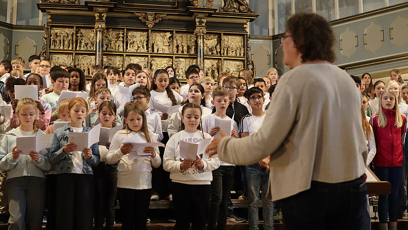 Dörthe Landmesser dirigiert den Kinderchor.