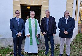 Bischof Jeremias mit Vertretern der Landwirtschaft in Ferdinandshof. 