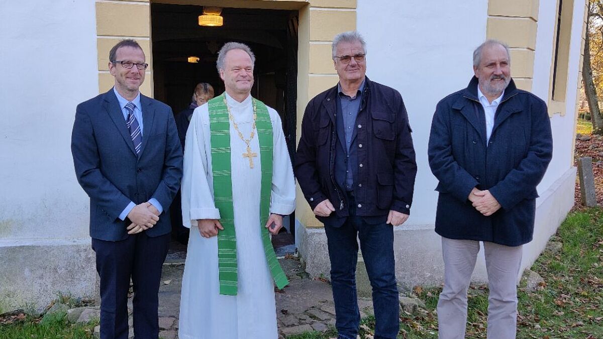 Bischof Jeremias trifft sich mit Vertretern der Landwirtschaft in Ferdinandshof. 