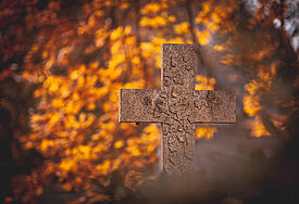 Kreuz im Herbstlaub