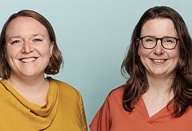 Die Pastorinnen Emilia Handke (links) und Meike Barnahl haben zusammen ein Buch über Rituale und "heilige Momente" geschrieben.