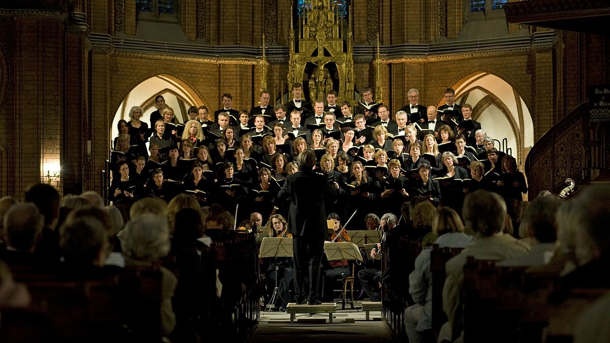 Ein Chor singt in der Kirche St. Johannis in Harvestehude (Archiv).